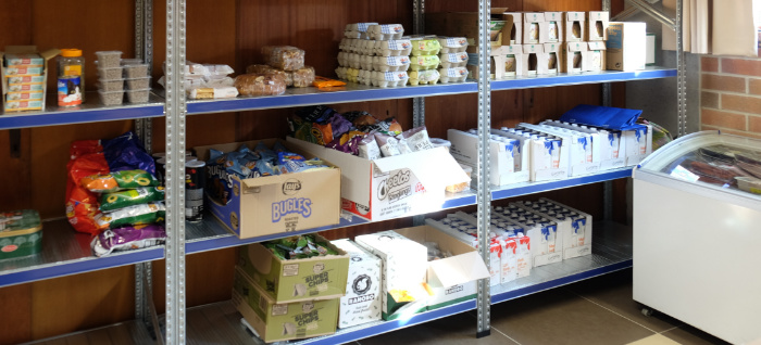 Wekelijks bieden we groenten, fruit en droge voeding aan (c) Schakel Retie